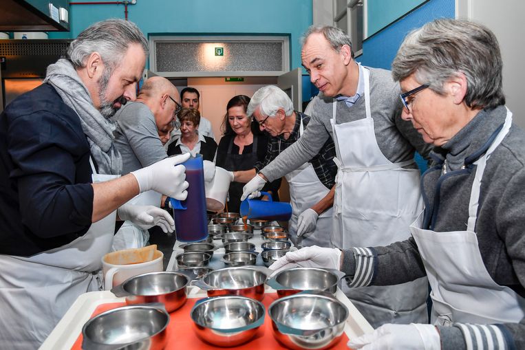 Leden van Rotary Dendermonde helpen bij het uitschenken van de soep.